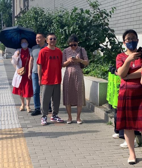 新澳天天彩2025芳草地和考生爸爸穿旗袍送考与考生爸爸穿旗袍送考生礼物